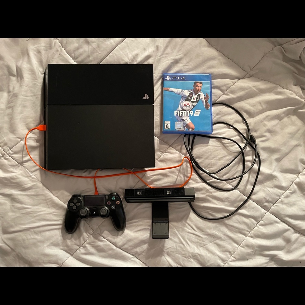PS4 Bundle: Console, remote, camera and FIFA game